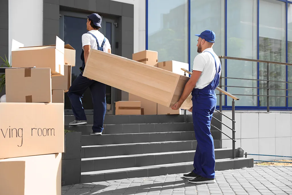 Déménageurs transportant des cartons dans un escalier