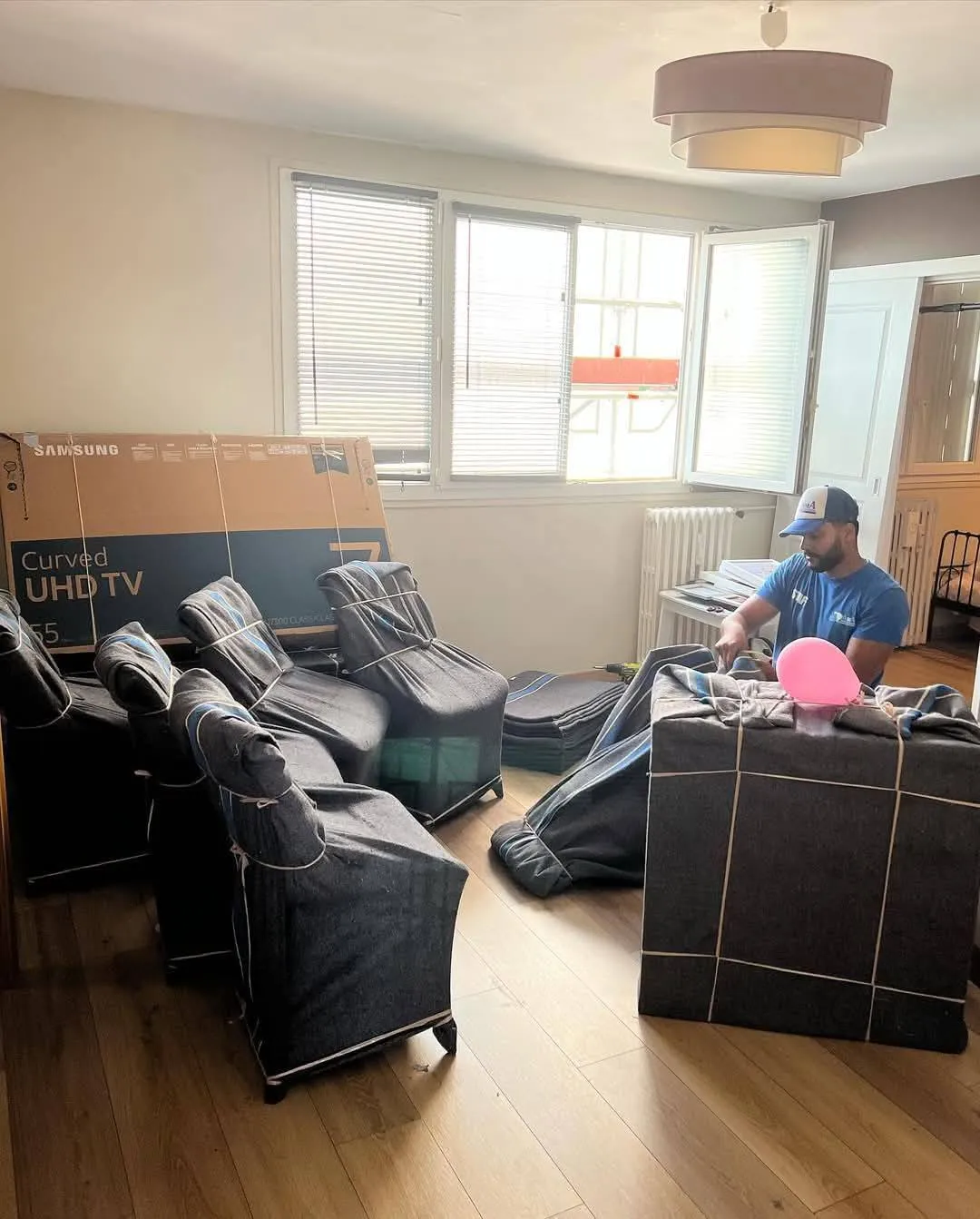 Personne emballant et protégeant un meuble pour un déménagement