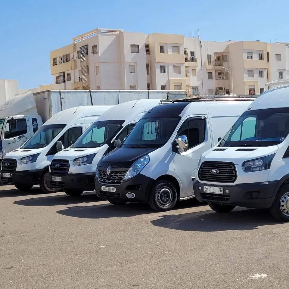 Flotte de camions de déménagement alignés