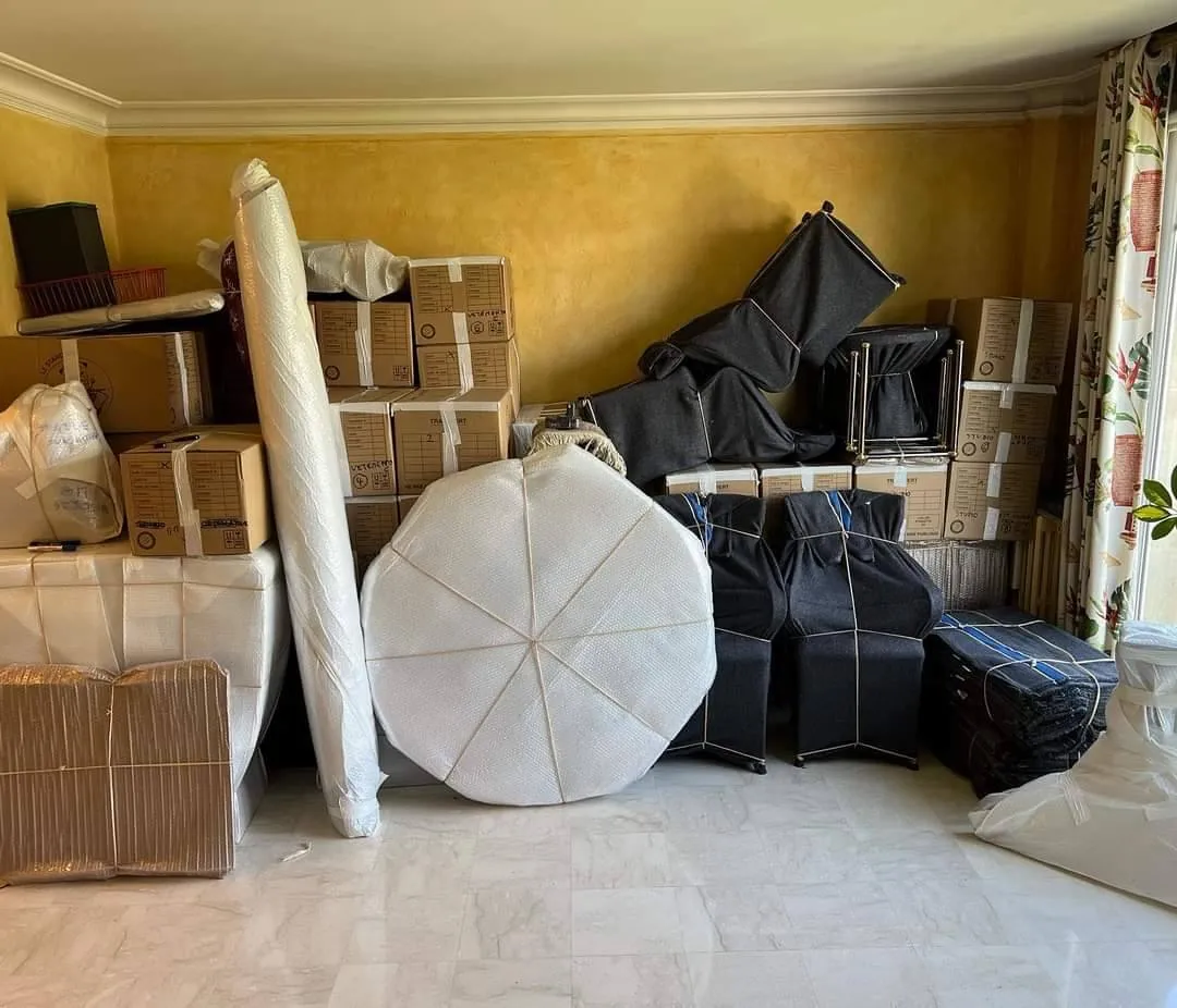 Espace de stockage avec cartons et équipement